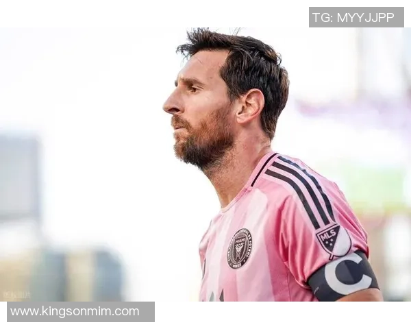 足球三大球星巅峰时刻集锦展现球场传奇风采