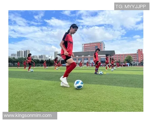 足球传奇青春岁月：从草地到绿茵场的梦想起航