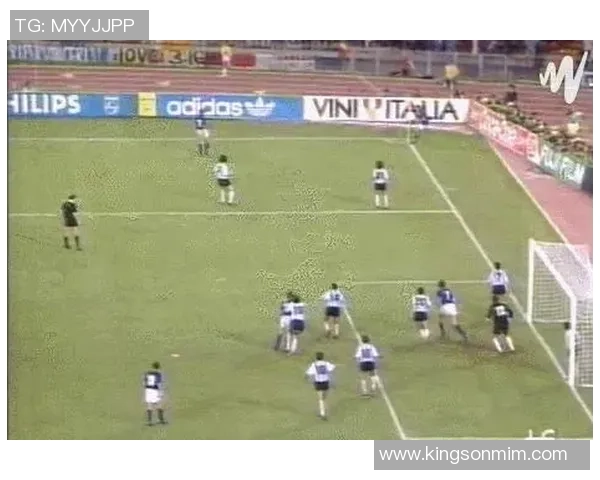 足球巨星亲自示范 从基础到进阶教你掌握足球技巧与战术