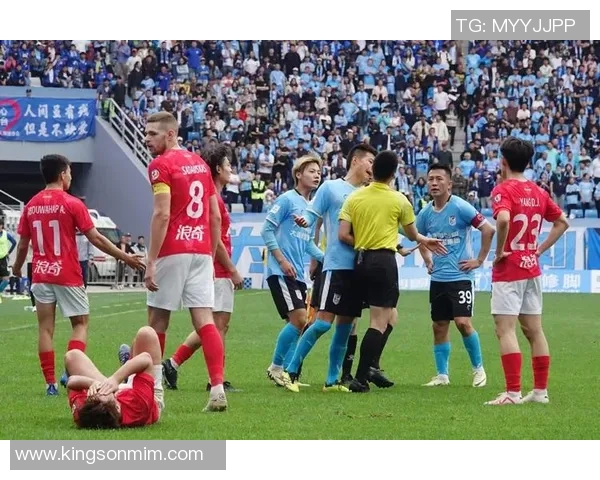 退役足球球星再度聚焦绿茵场引发球迷热议与情感共鸣